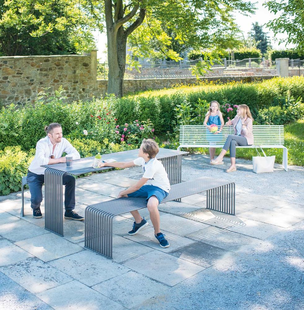 Tisch, Bänke und Abfallbehälter aus Stahl im Außenbereich
