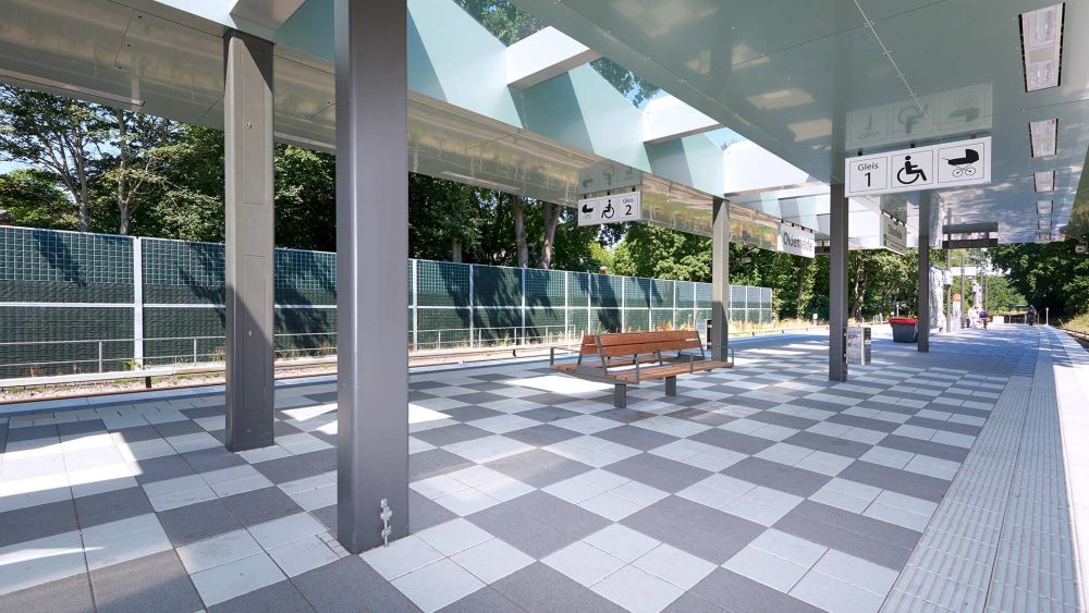 Wartebereich am Bahnhof Oldenfelde mit Überdachung