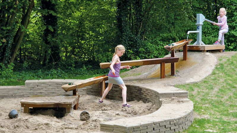 Wasserspielplatz NAHLA mit spielenden Kindern