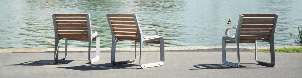 Drei Sitze PORTIQOA aus Robinienholz an einem Teich