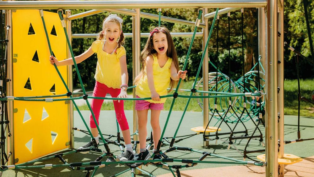 Kletteranlage von SAPEKOR mit zwei spielenden Mädchen