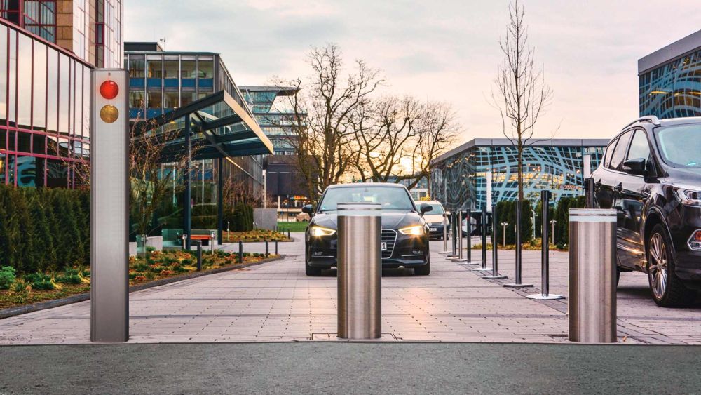 Zwei Poller und ein Standgehäuse als Steuerung dieser