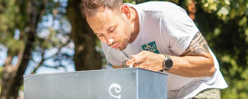 Mann trinkt am Trinkbrunnen LURAS