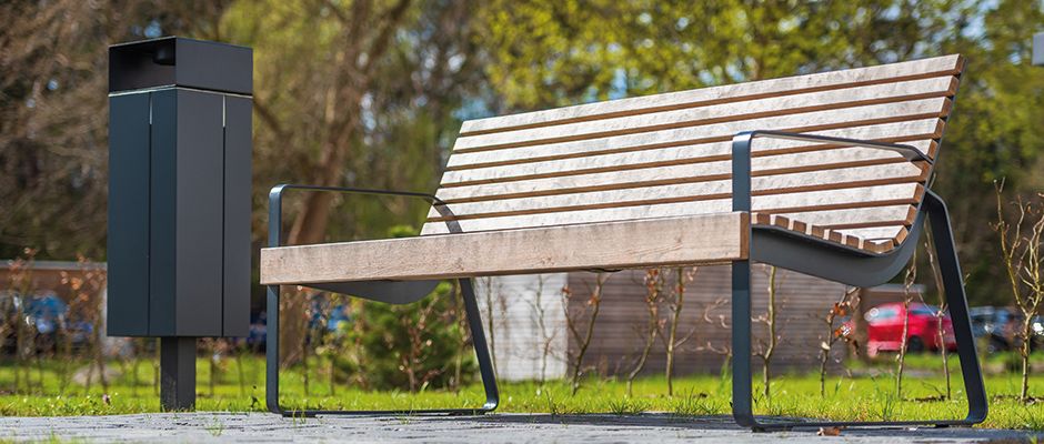 Sitzbank Preva Urbana, daneben Abfallbehälter Nanuk im Park- Nahaufnahme