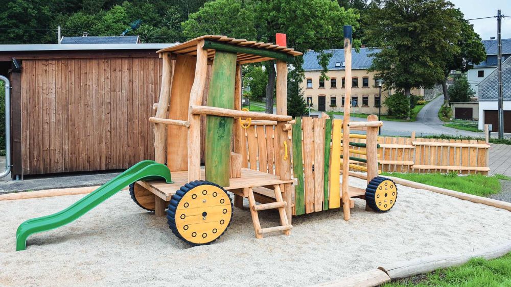 Spielkombination aus Robinie in Form einen Traktors