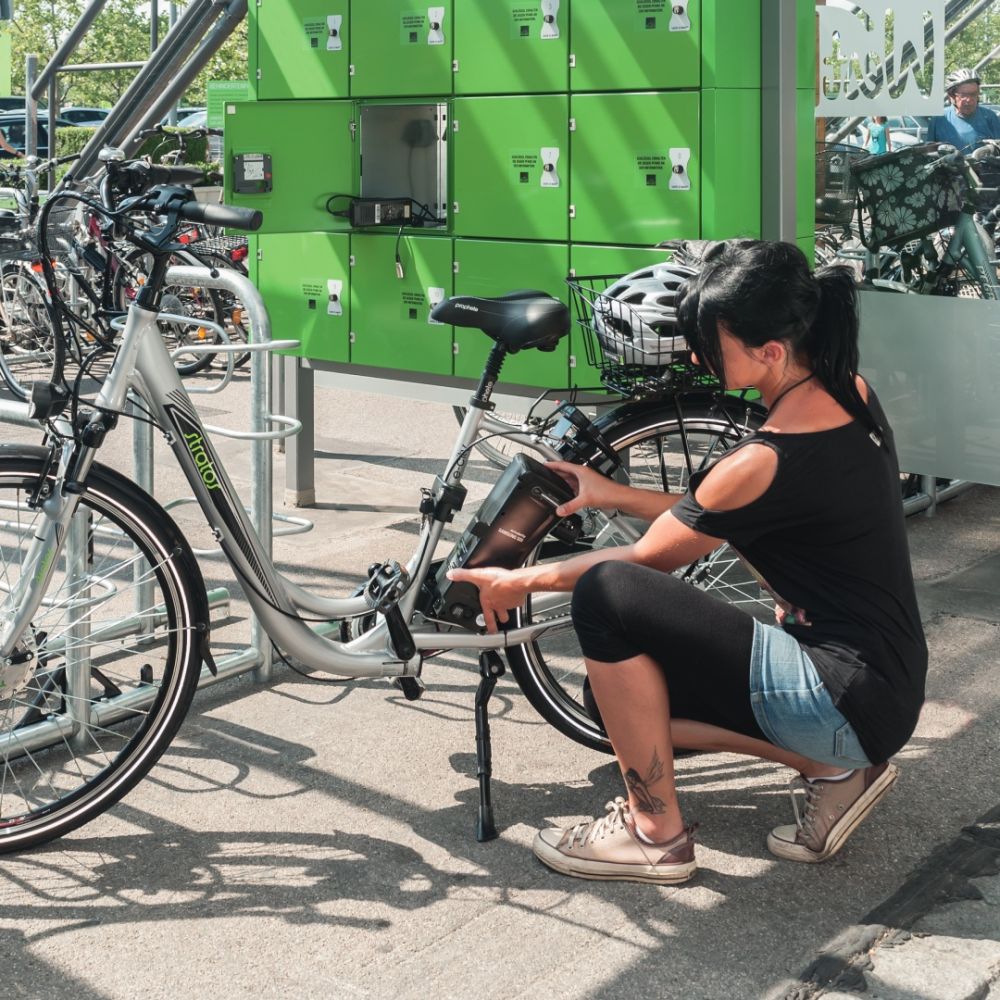 Fahrradständer und E-Bike-Ladeschränke