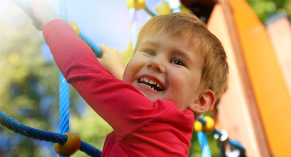 kleiner Junge am Klettergerüst
