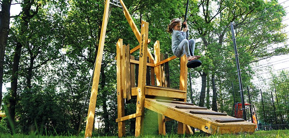 Kinder spielen auf der Seilbahn JORUN