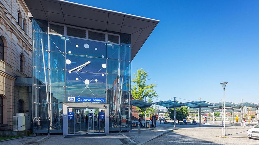 Busbahnhof Ostrava von außen Glasfront mit Uhr