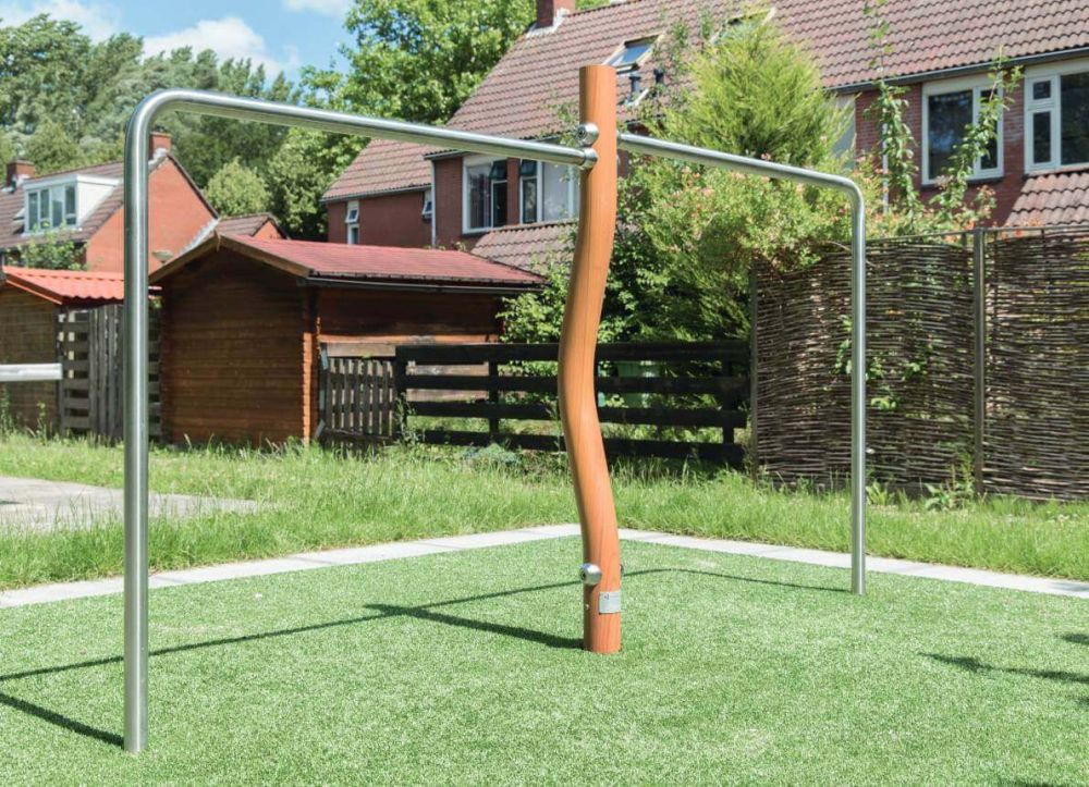 Zweier Stufenreck mit Holzstange in der Mitte vor einem Haus mit Garten