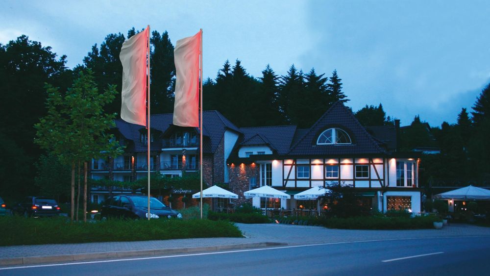 Zwei Fahnenmasten bei Abenddämmerung