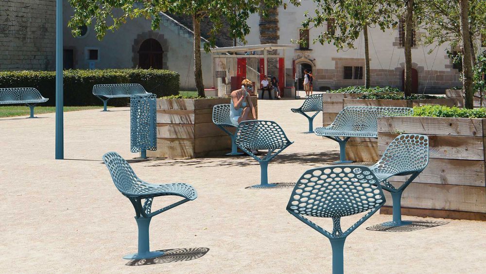 Moderne Sitze mit Lochoptik in einem historischen Hof