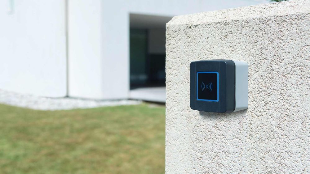 Bluetooth Schalter an einer Hauswand