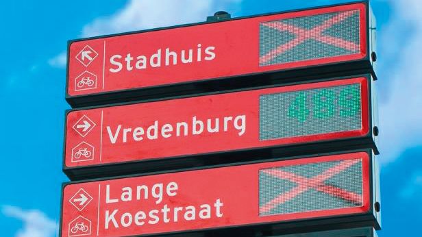 Anzeige für Fahrradparkhäuser mit Anzeige für freie Parkplätze von von Lumiguide in Nahaufnahme