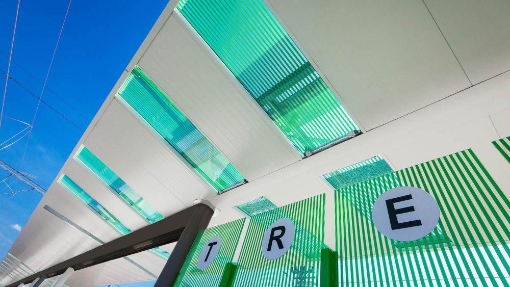 Überdachung am Bahnhof Moderner Wartebereich am Bahnhof Trenčín in Nahaufnahme