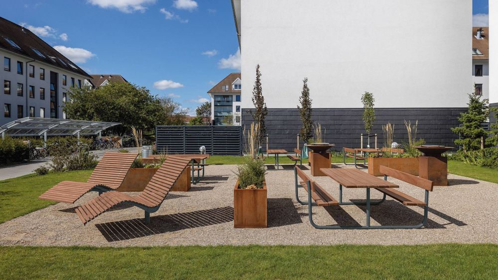 Bank-Tisch Kombi, Liegebank und Pflanzenbehälter von Fjordpark