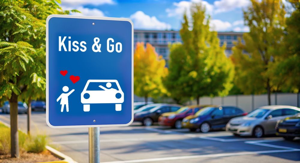 Schulweg: Hinweisschild "Kiss & Go"