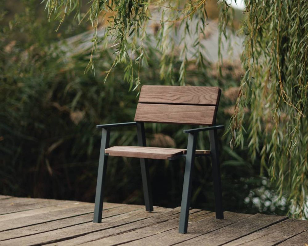 Ein moderner Outdoor Sitz aus Esche