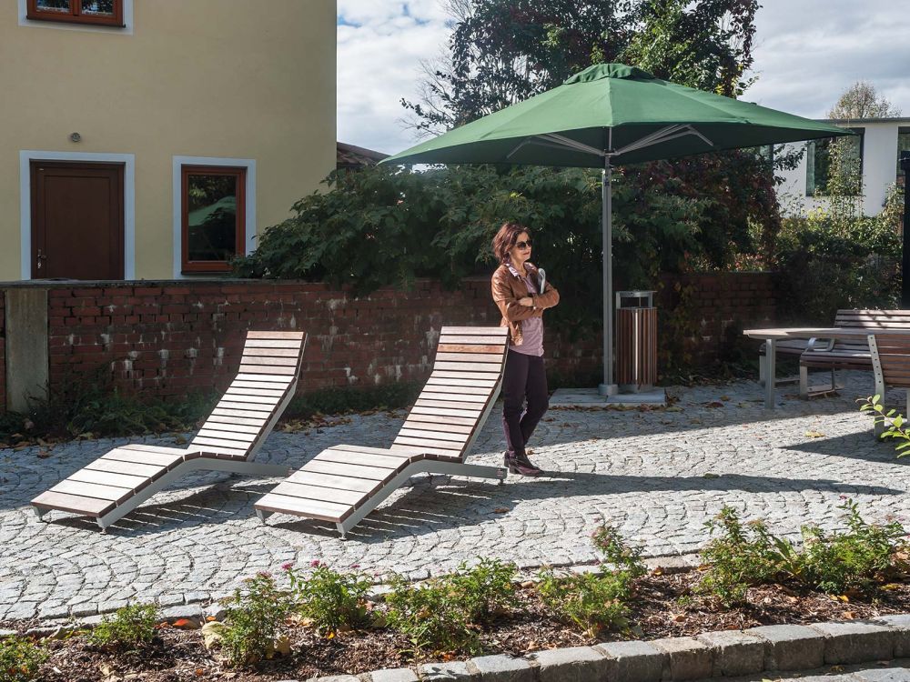 Beschattungssystem Freiarmschirm SINGLE POLE mit Liegebank RIVAGE und Abfallbehälter QUINBIN mit Sitzgruppe & Sichtschutz