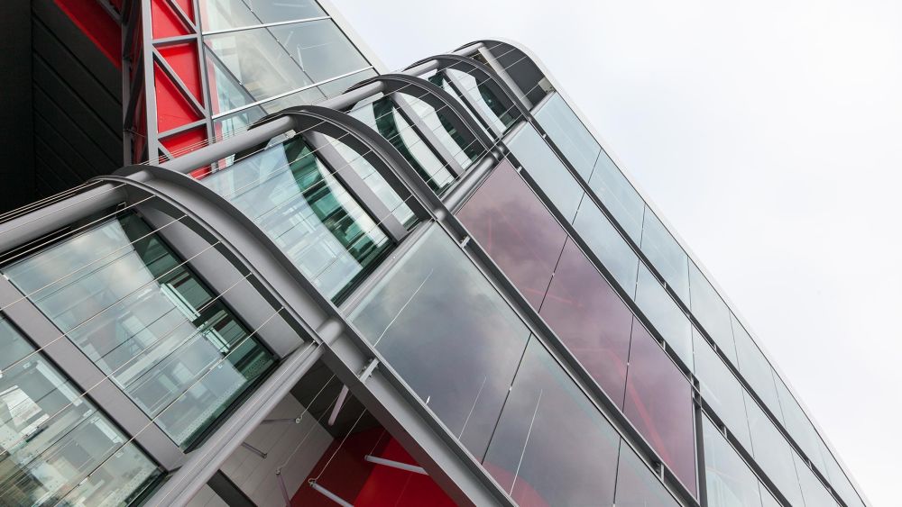 Busbahnhof mit großen Glasfenstern in Nahaufnahme