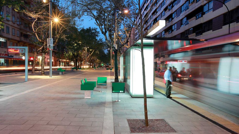 Wartebereich in Zaragoza bei Nacht