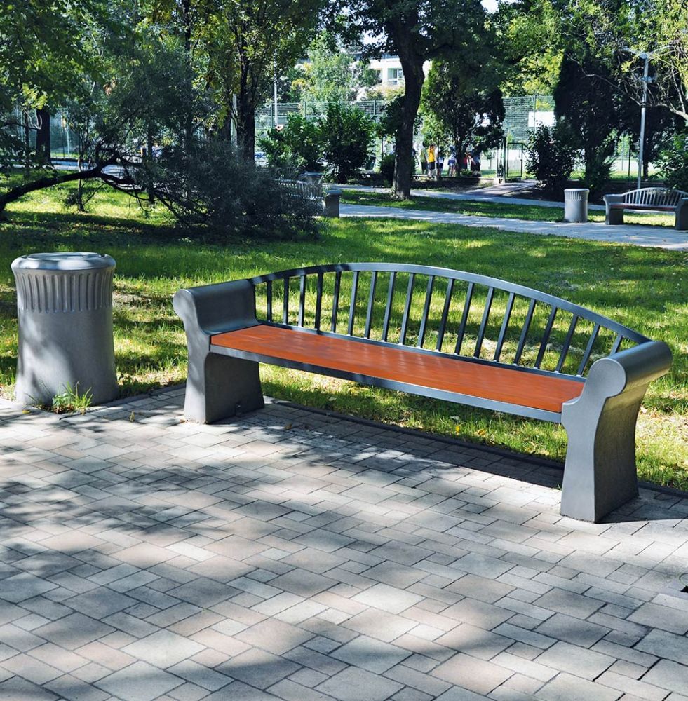 Parkbank aus Holz und Metall neben einem Mülleimer