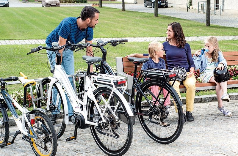 Fahrradständer in Freizeitumgebung mit Familie