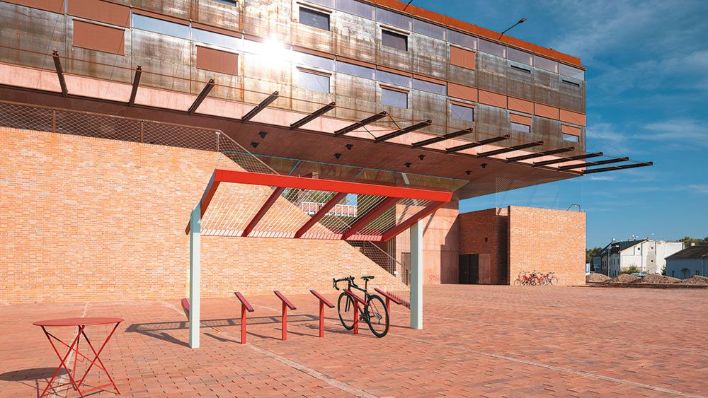 überdachter Fahrradständer vor Sporthalle
