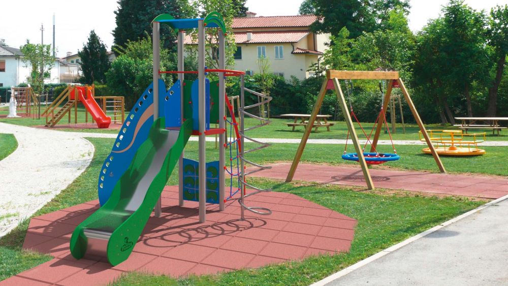 Spielkombination LEVI mit Rutsche, Turm und Kletterspirale der Marke POZZA