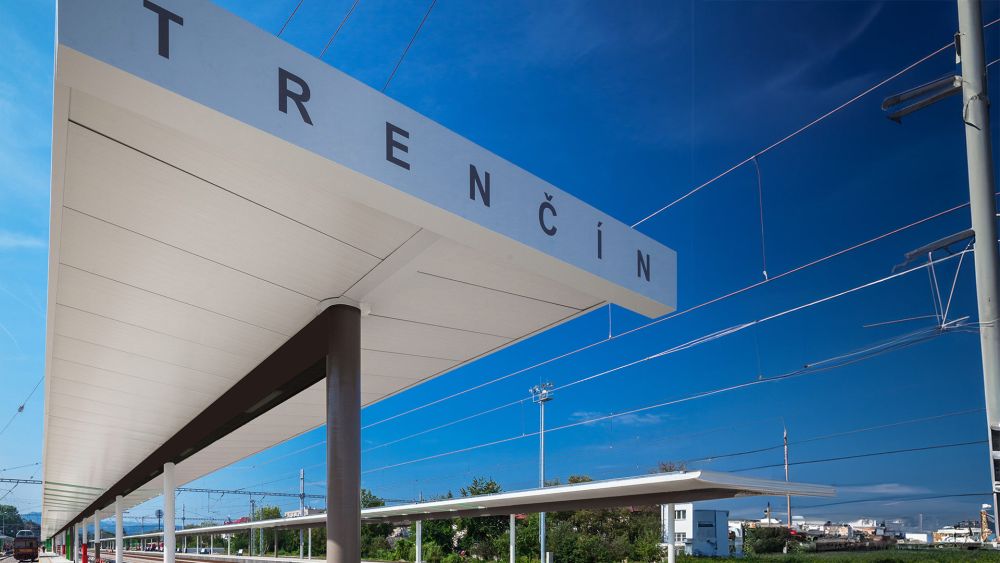 Überdachung am Bahnhof Moderner Wartebereich am Bahnhof Trenčín in Nahaufnahme