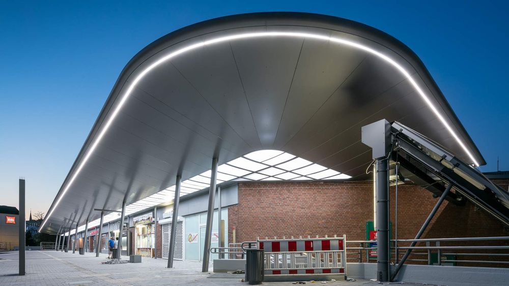 Überdachung am Bahnhofcenter, beleuchtet - Busbahnhof Gelsenkirchen