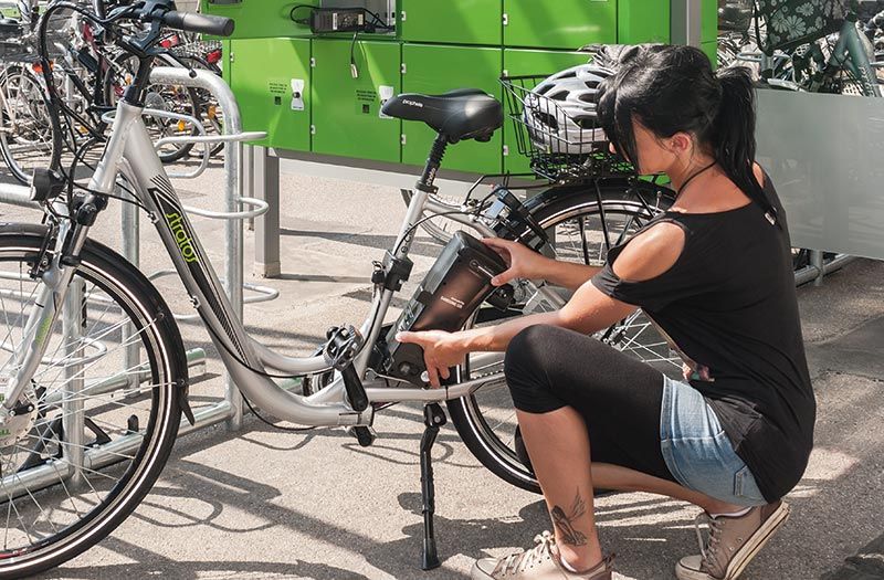 Fahrradständer und E-Bike-Ladeschränke
