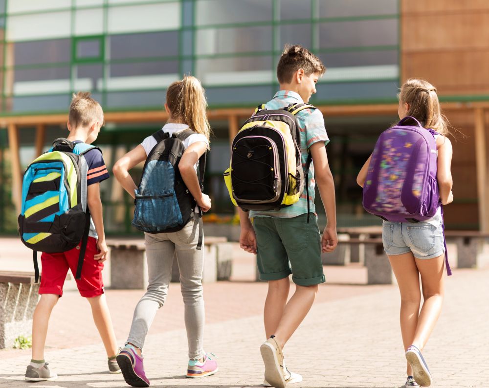 Junge Menschen auf dem Weg in die Schule