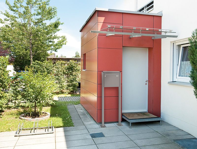 Briefkastenanlage RAGUSA vor einer Haustüre, Vordach und Fahrradständer 