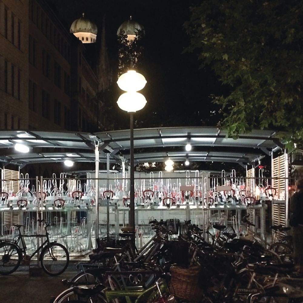 Fahrradabstellplatz mit Beleuchtung in der Nacht
