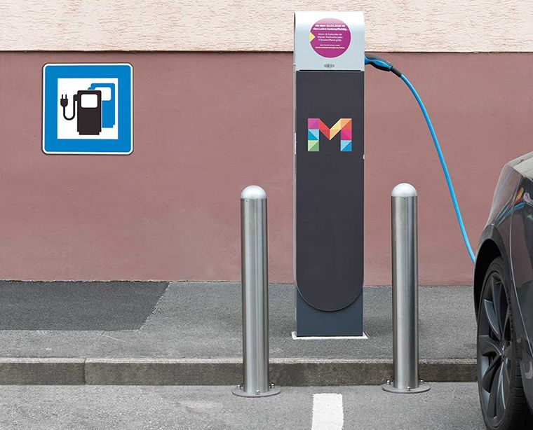 E-Parkplatz mit Ladesäule und Beschilderung