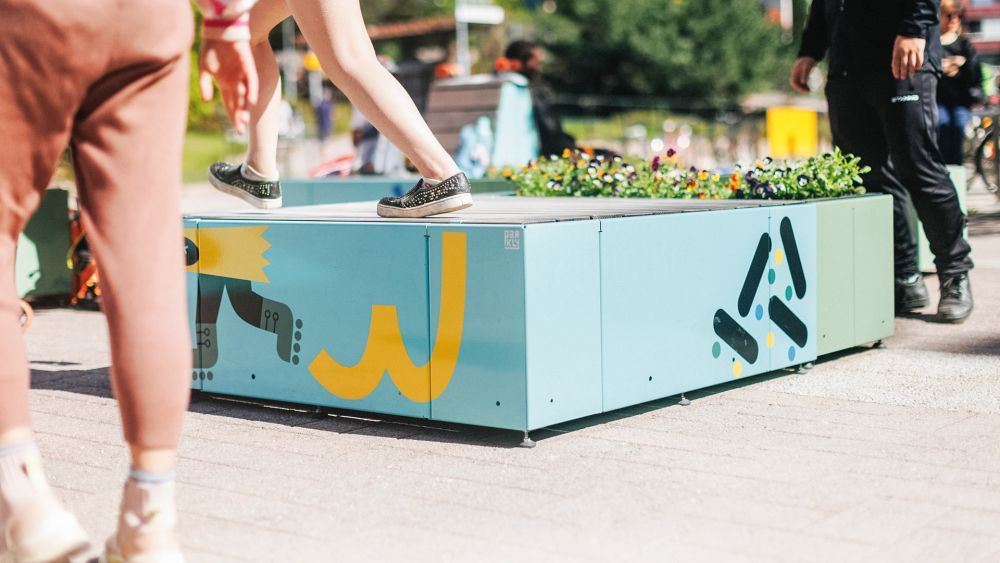 Sitzinsel TASKU von PARKLY auf der ein Kind läuft