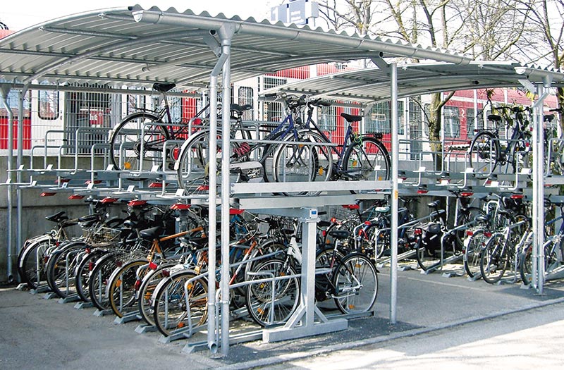 Doppelstockparker am Bahnhof