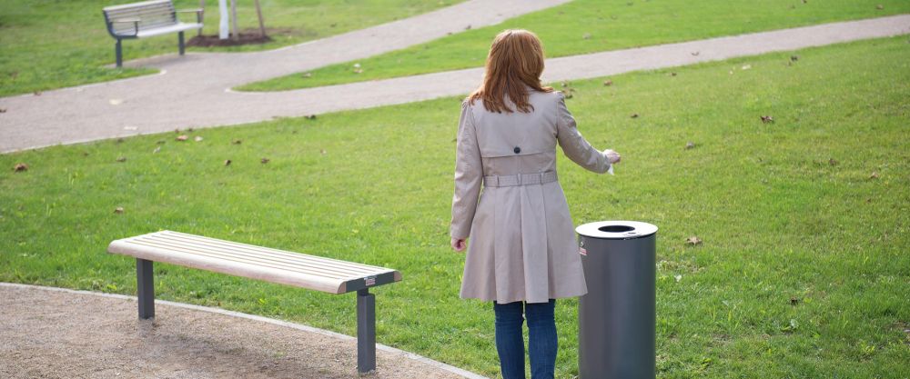 Abfallbehälter NORANDA mit integriertem Ascher und mit Sitzbank VERA SOLO