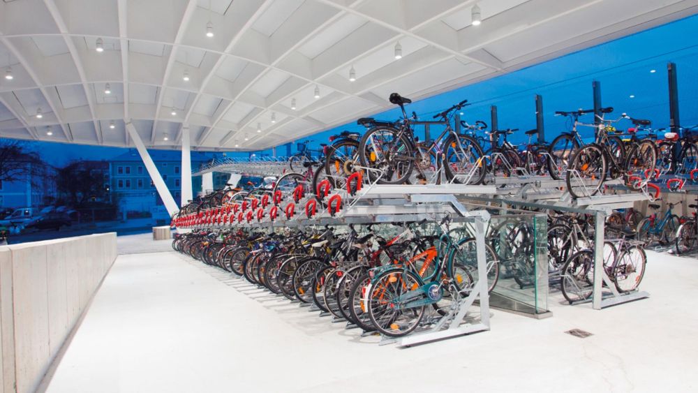 Parkeinrichtung überdacht mit Doppelstockparkern für Fahrräder von von Lumiguide
