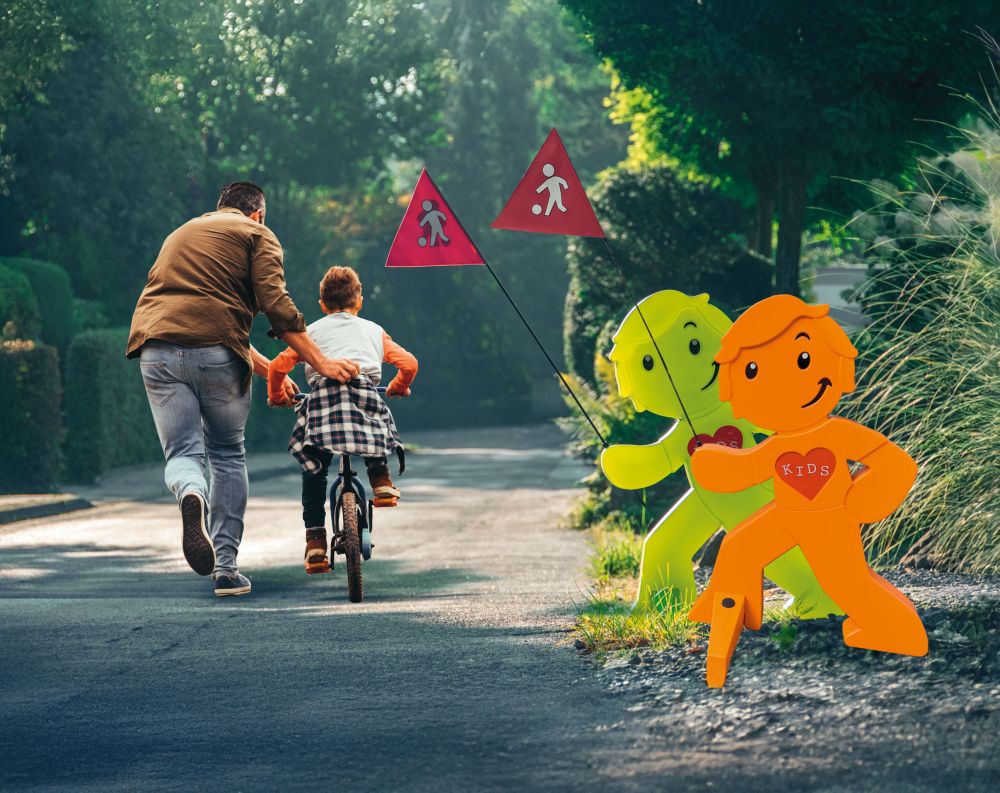 Vater und Sohn beim Radfahren üben