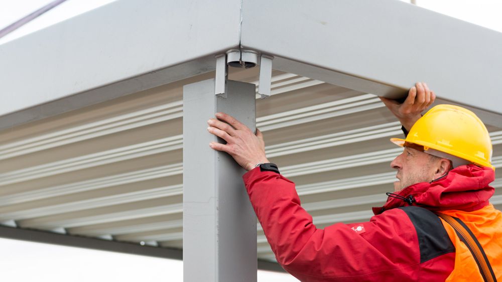 Aufbau einer Stahlkonstruktion durch ZIEGLER-Team.