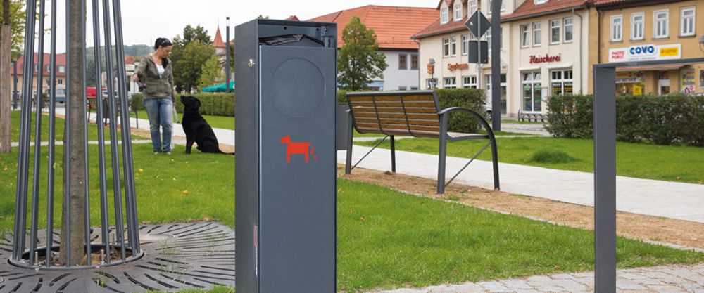 Öffentlicher Platz mit Hundetoilette Crystal, Baumschutz Arbottura und Sitzbank Valentino