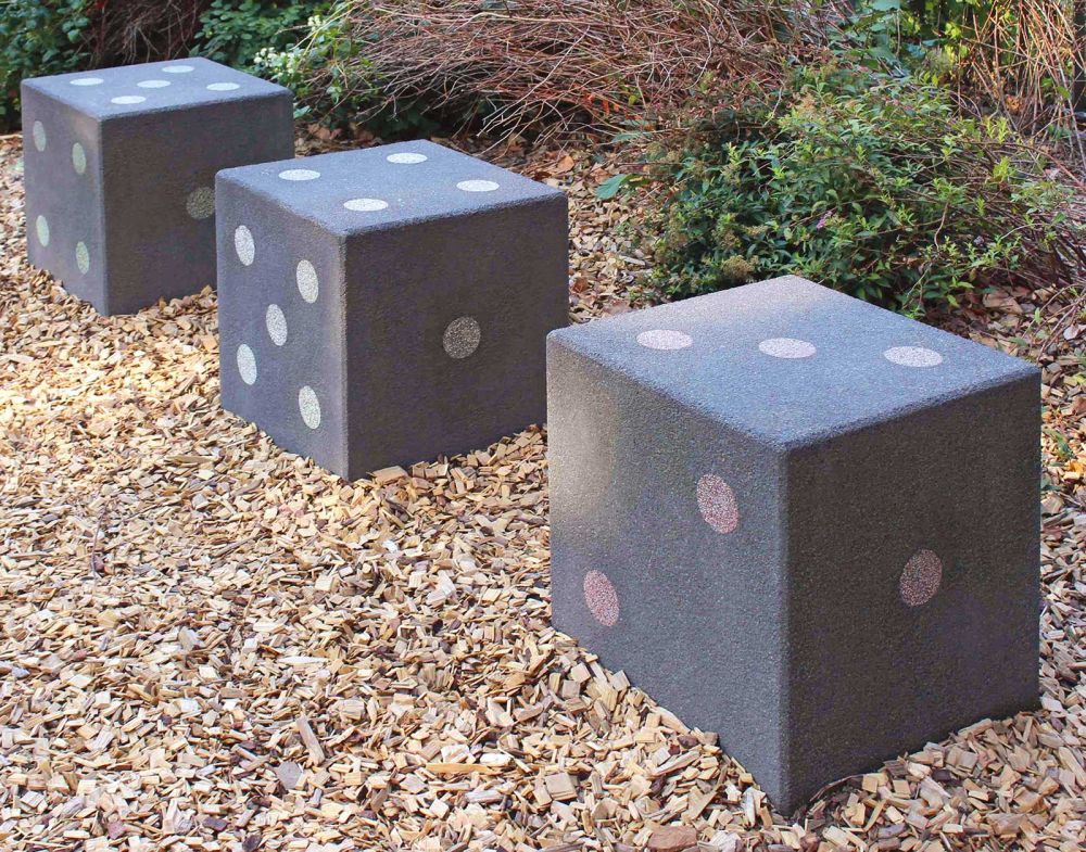 Sitzwürfel aus Beton auf Holzschnitzeln