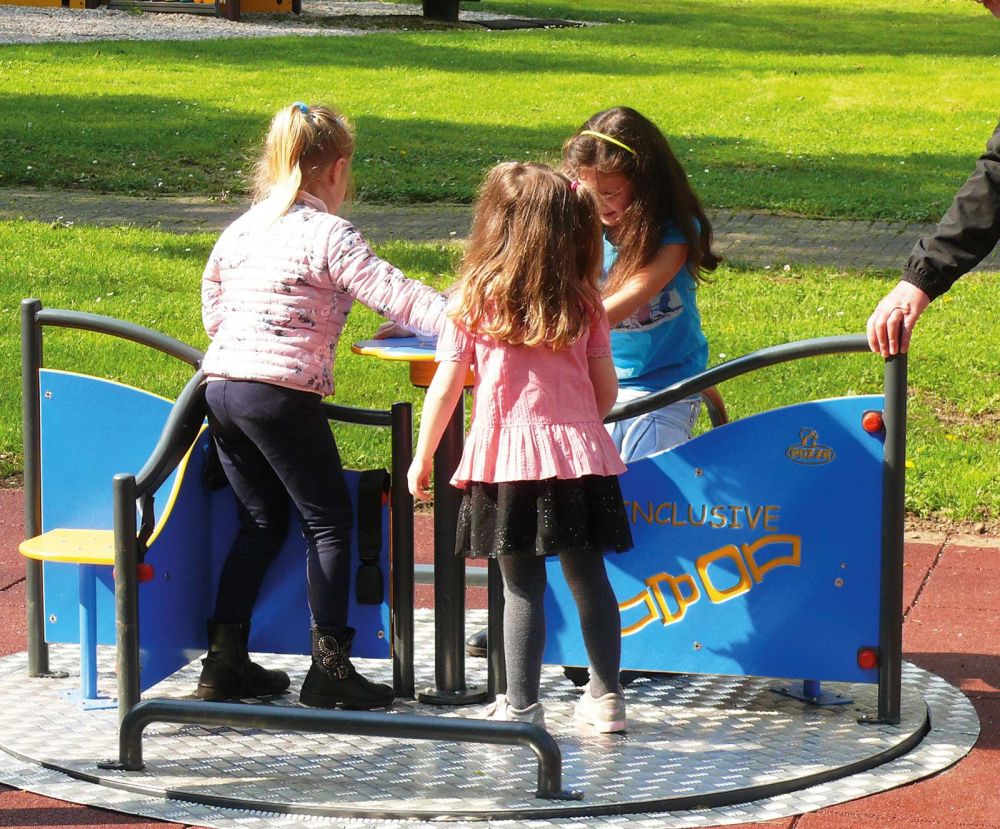 Drehteller Maik von Pozza mit spielenden Kindern