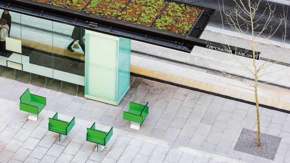 Bahnsteigüberdachung von oben fotografiert