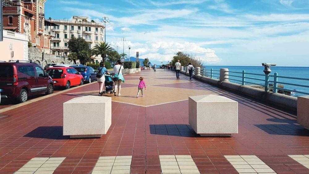 Zwei Betonpoller KALAIT auf einer Promenade