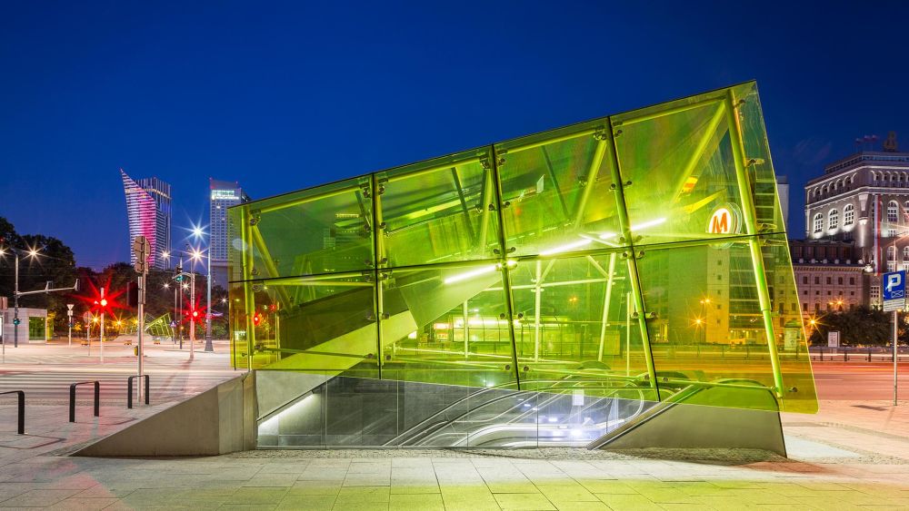 Warschau U-Bahn-Überdachung - Seitenansicht grün beleuchtet