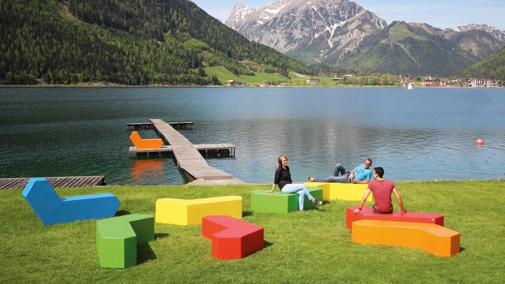 Bunten Sitzen am See auf denen Menschen sich entspannen