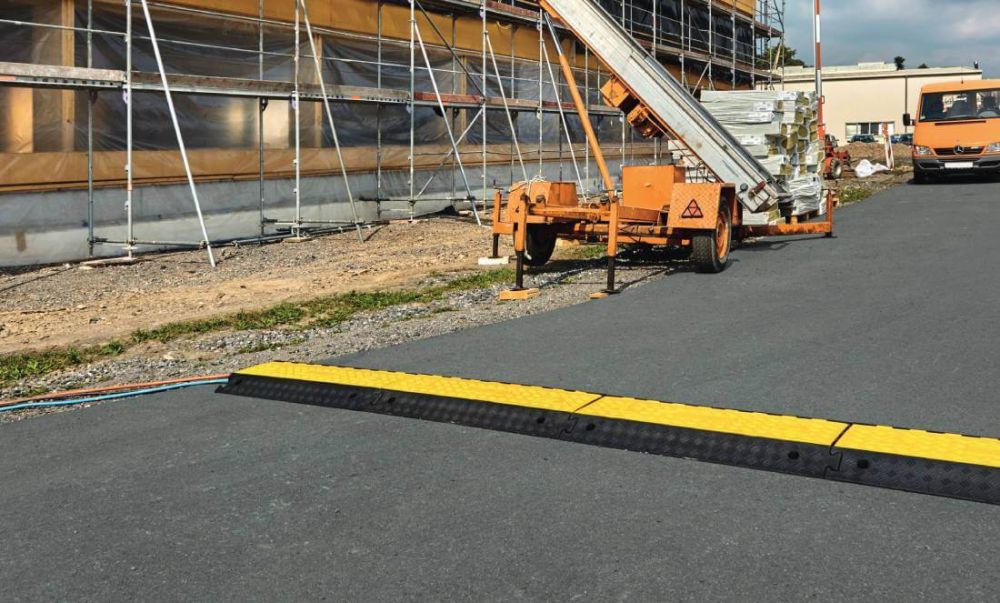 Kabelbrücke an einer Baustelle für einen barrierefreien Übergang